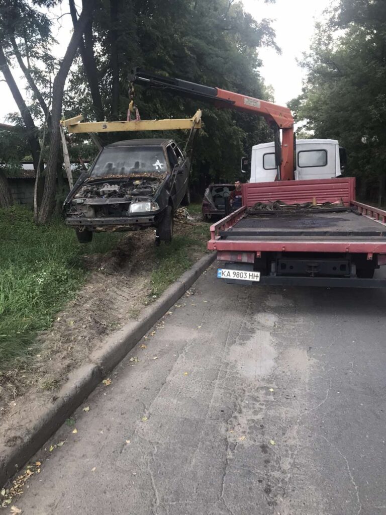 Подільський район повністю очистили від покинутих автомобілів: прибрано всі проблемні авто