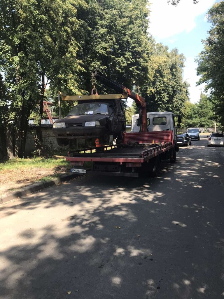 Подільський район повністю очистили від покинутих автомобілів: прибрано всі проблемні авто