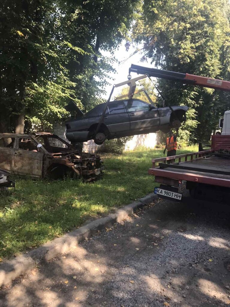 Подільський район повністю очистили від покинутих автомобілів: прибрано всі проблемні авто