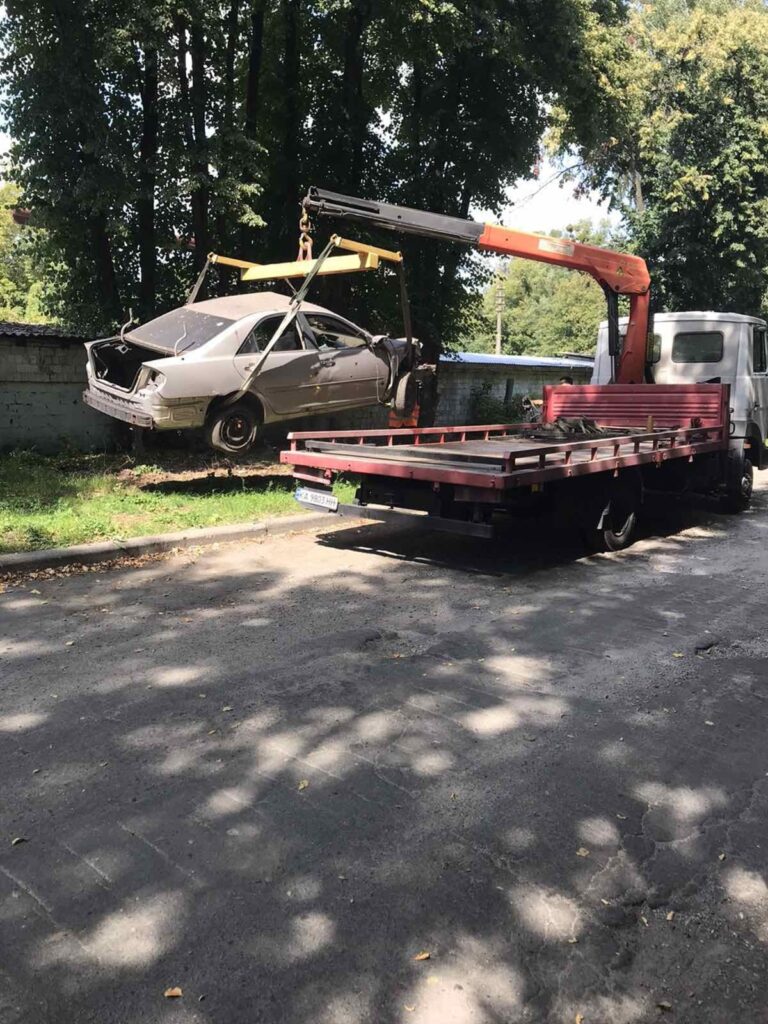 Подільський район повністю очистили від покинутих автомобілів: прибрано всі проблемні авто