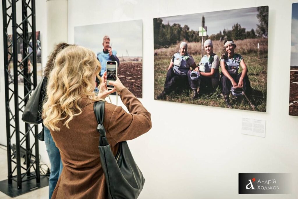 У Києві, в музеї Шевченка, відкрили виставку «Жінки у розмінуванні»