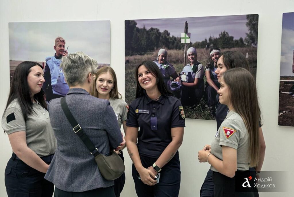 У Києві, в музеї Шевченка, відкрили виставку «Жінки у розмінуванні»