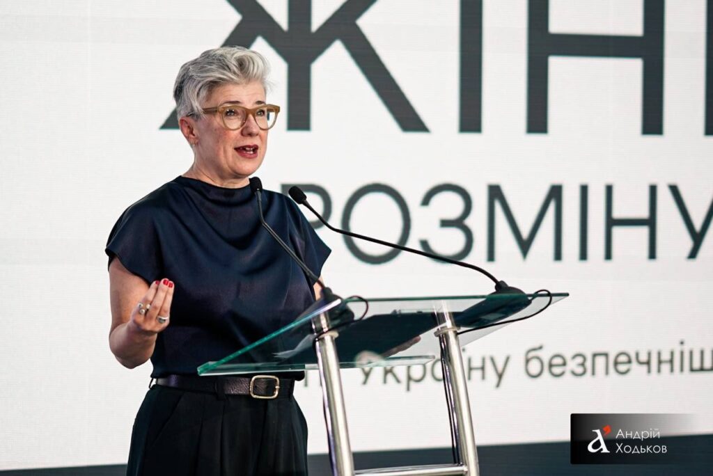 У Києві, в музеї Шевченка, відкрили виставку «Жінки у розмінуванні»