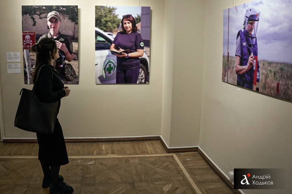 У Києві, в музеї Шевченка, відкрили виставку «Жінки у розмінуванні»