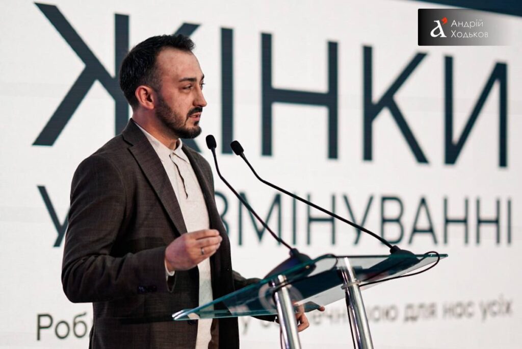 У Києві, в музеї Шевченка, відкрили виставку «Жінки у розмінуванні»