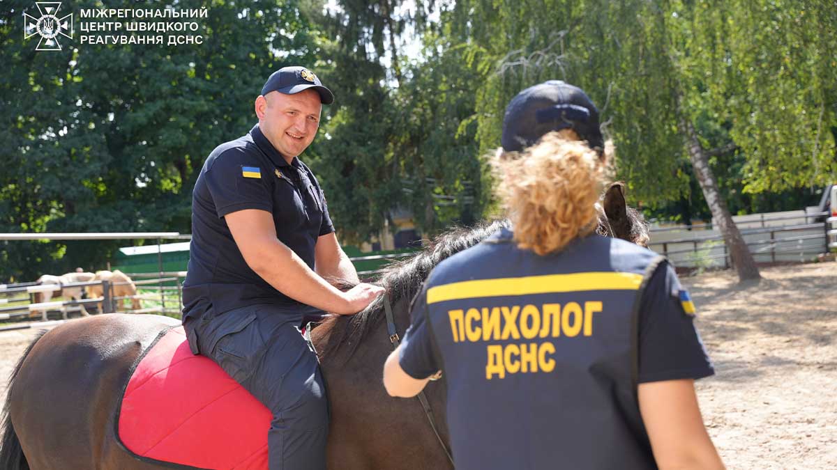 Іпотерапія та апітерапія: рятувальники ДСНС відновлюються разом із дітьми