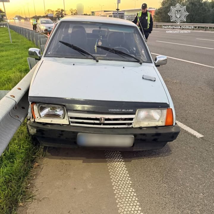 П'яний водій протаранив відбійник на трасі Київ-Харків П'яний водій протаранив відбійник на трасі Київ-Харків