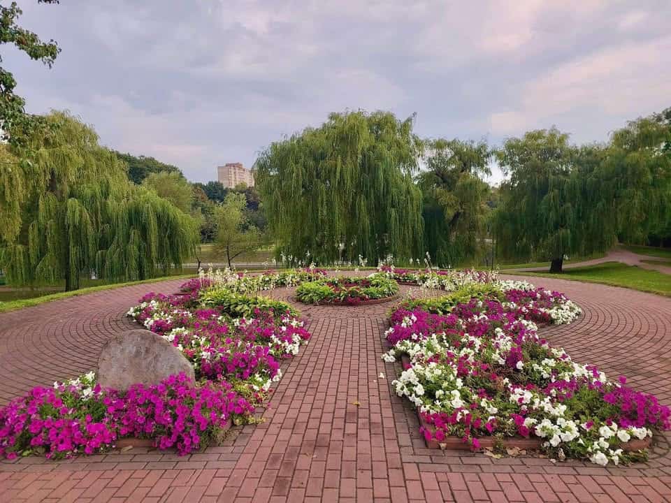 Парк «Відрадний» прикрасили осінніми композиціями «Волонтери» та «Український рушник» Парк «Відрадний» прикрасили осінніми композиціями «Волонтери» та «Український рушник»