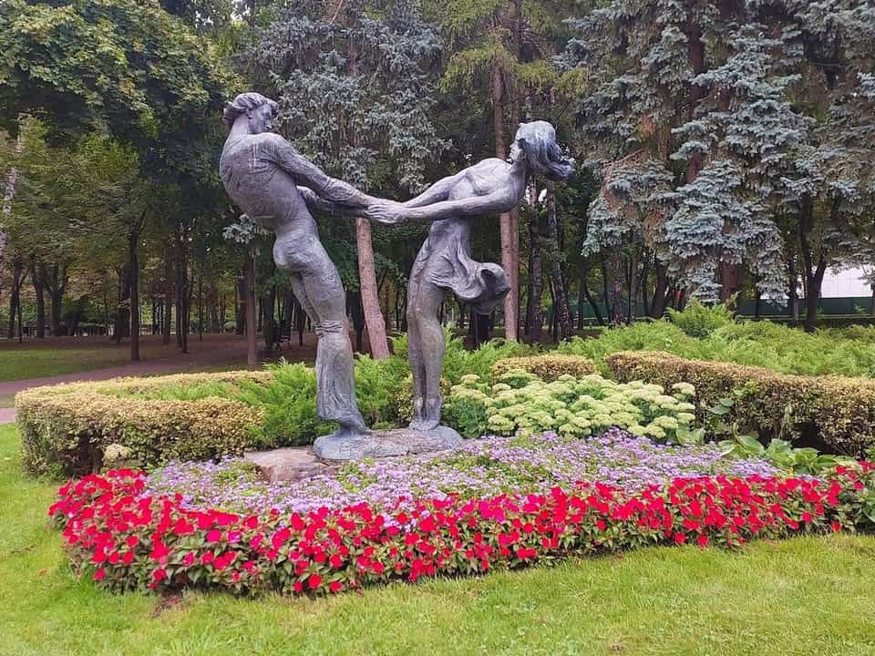 Парк «Відрадний» прикрасили осінніми композиціями «Волонтери» та «Український рушник» Парк «Відрадний» прикрасили осінніми композиціями «Волонтери» та «Український рушник»