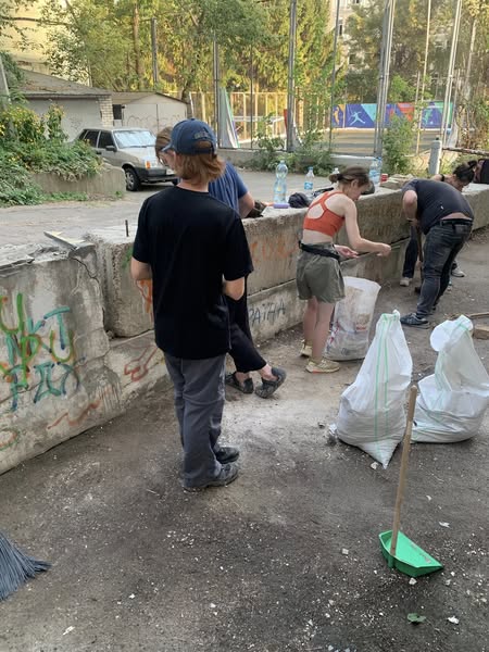Волонтери прибрали наслідки удару по Будинку з мухами на Володимирській