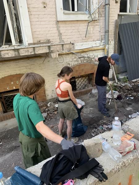 Волонтери прибрали наслідки удару по Будинку з мухами на Володимирській
