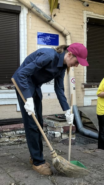Волонтери прибрали наслідки удару по Будинку з мухами на Володимирській