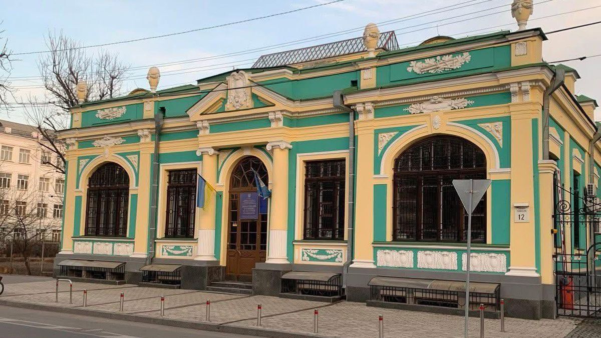 Чудова історична будівля у стилі барокко з яскравими кольорами та елегантними деталями, розташована в центрі Києва. Виглядає як пам'ятка архітектури з декоративними елементами та гарним фасадом.