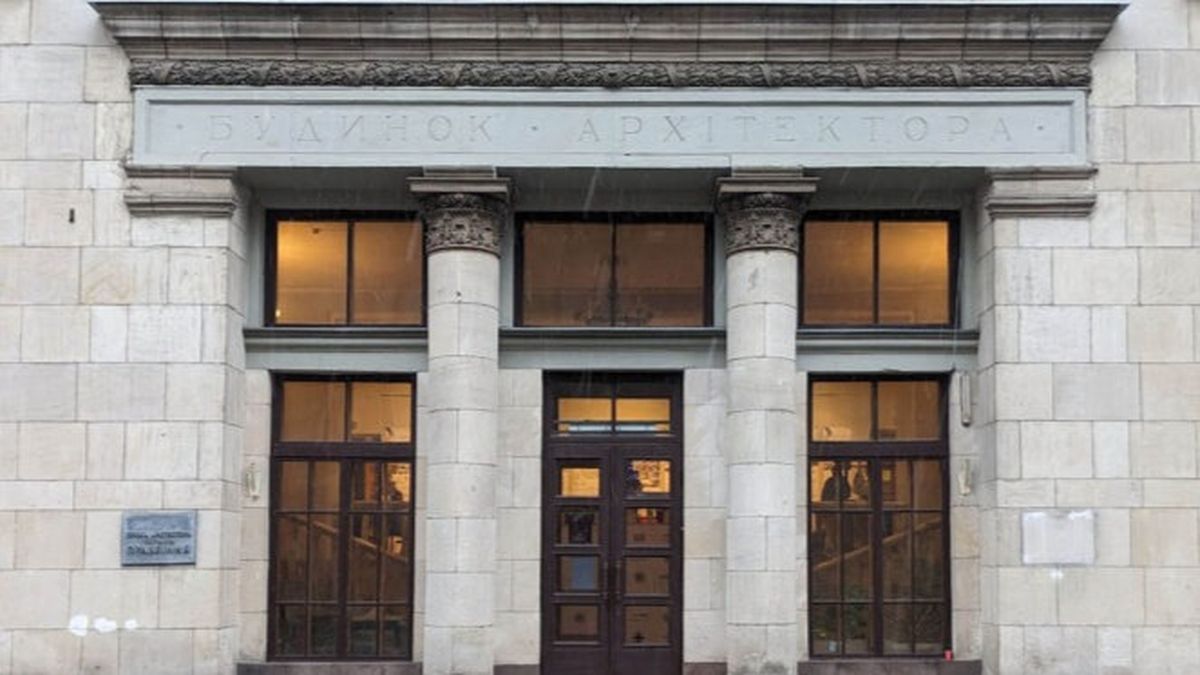 Фасад Будинку архітектора в Києві з великими колонами та вивіскою «Будинок архітектора» над входом