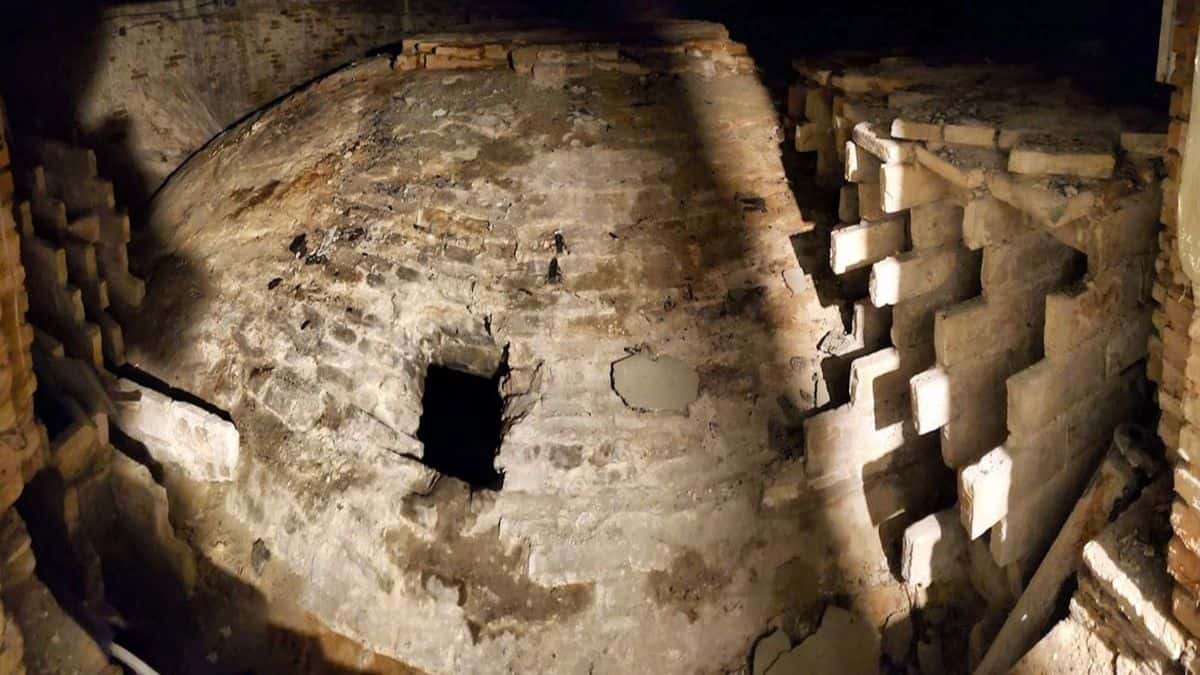 Старовинна підземна цегляна споруда з арковим перекриттям та отвором посередині