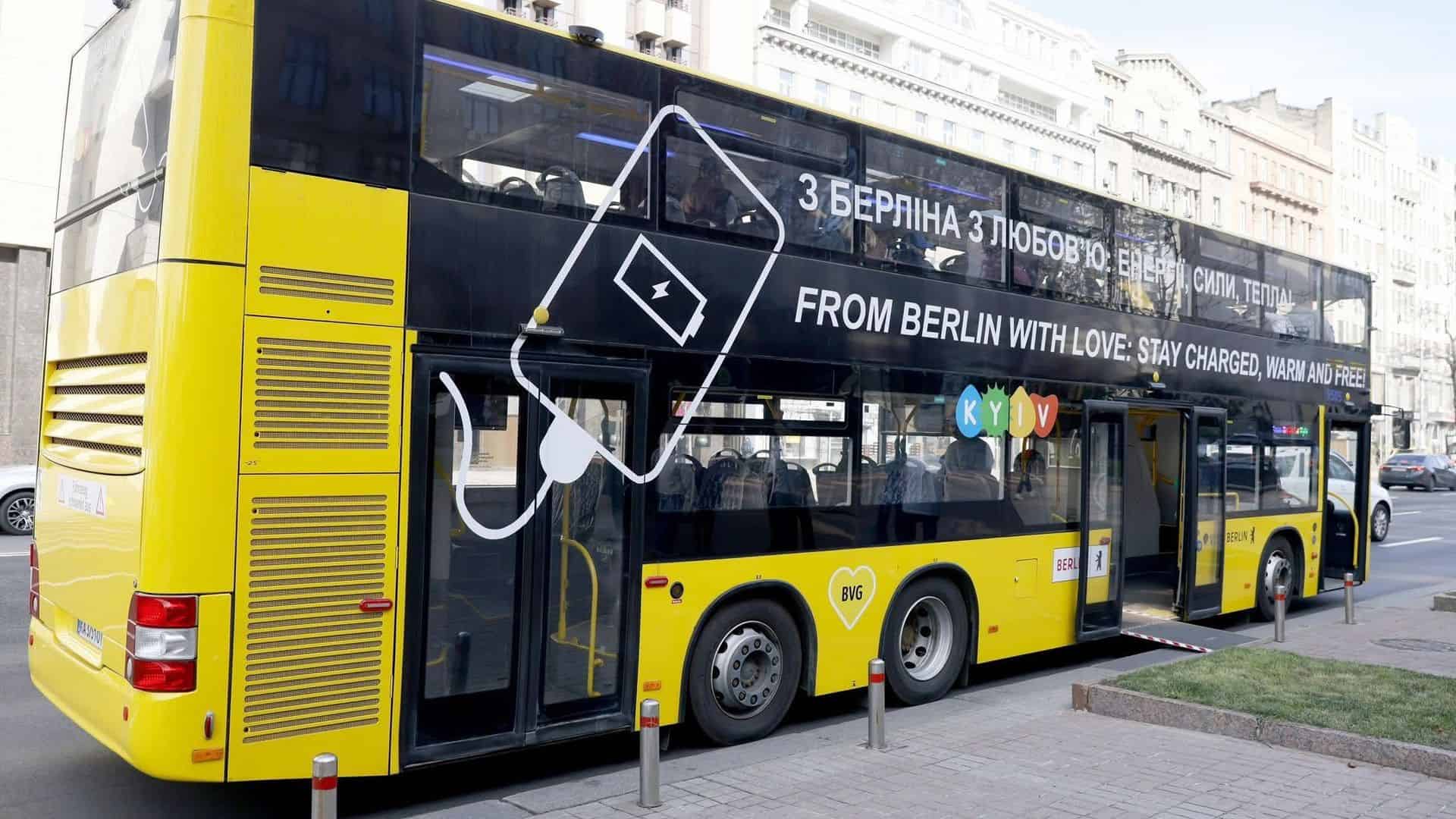 Жовтий двоповерховий автобус