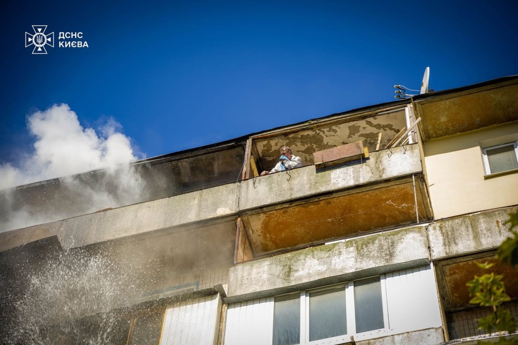 Чоловік на балконі з густим димом