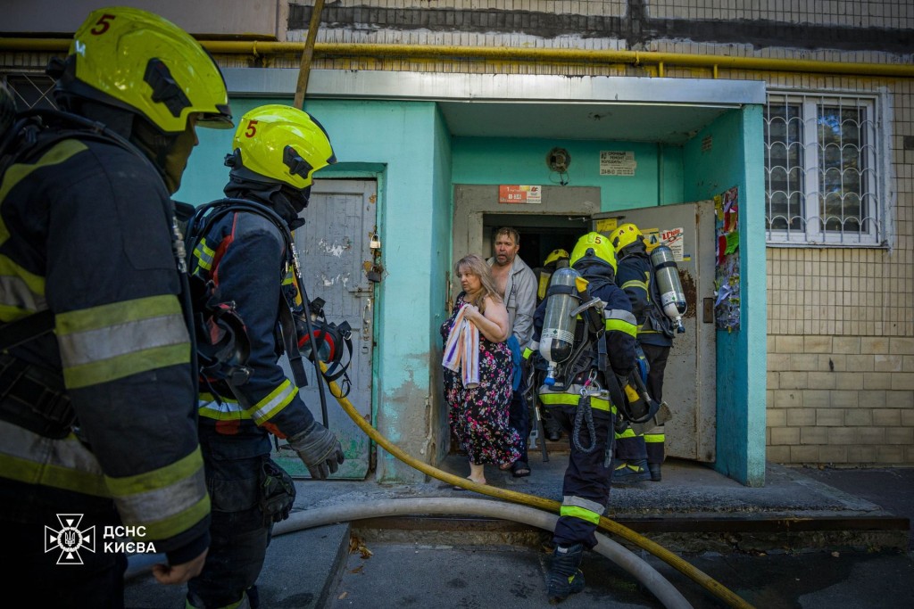 Пожежники евакуюють мешканців будинку