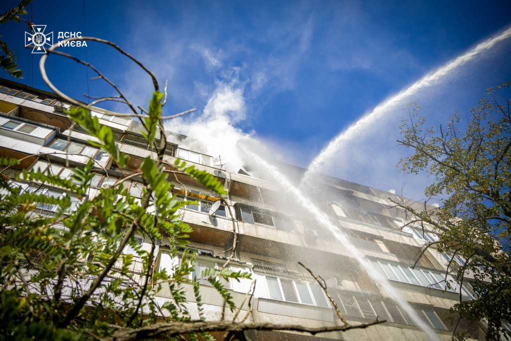 Гасіння пожежі у багатоповерхівці