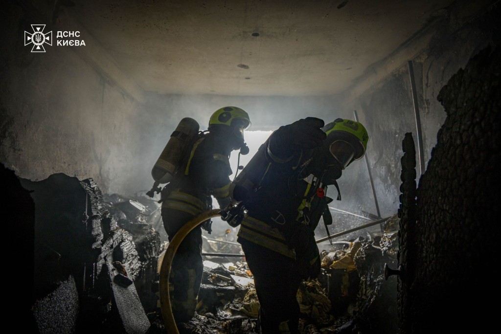 Пожежники у задимленій квартирі під час гасіння
