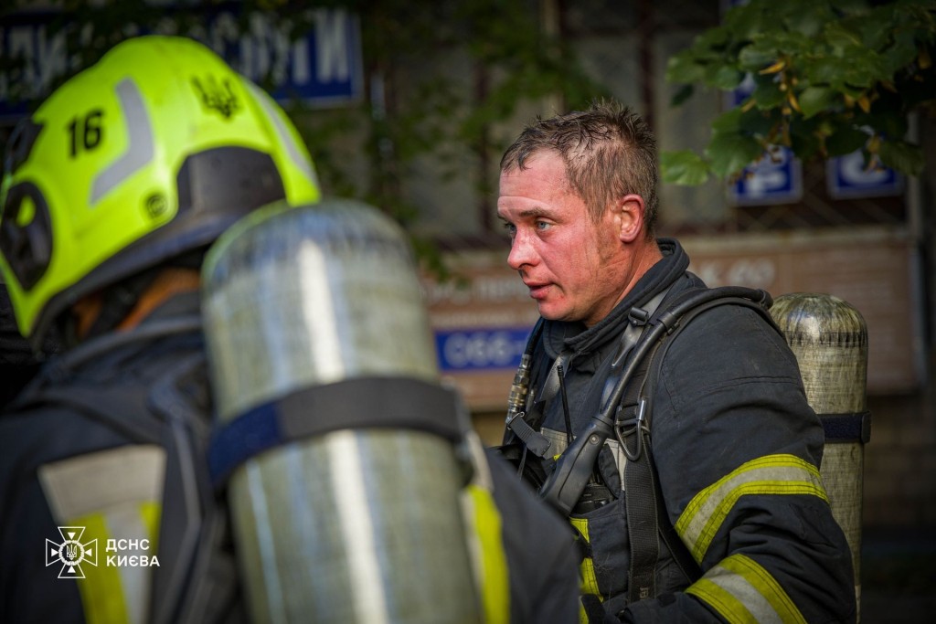 Втомлений пожежник у захисному спорядженні після гасіння