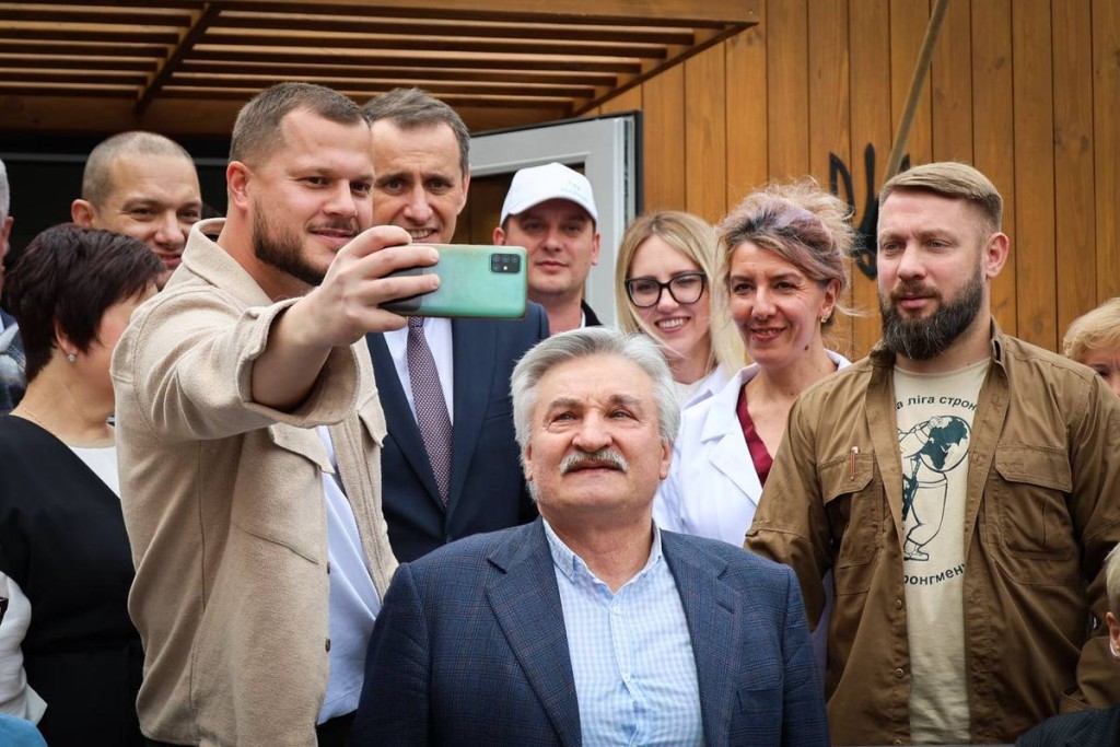 Групове селфі посадовців, лікарів і ветеранів біля нової будівлі