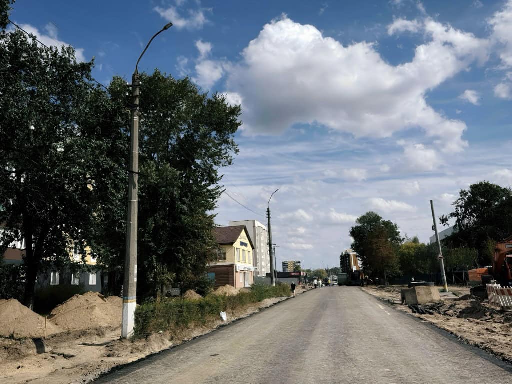 Центральну вулицю Бородянки відбудують за сучасними технологіями: нові зупинки, LED-освітлення, «Безпечне місто» Вулиця з багатоповерхівками та приватними будинками, де тривають роботи з відновлення дорожнього покриття