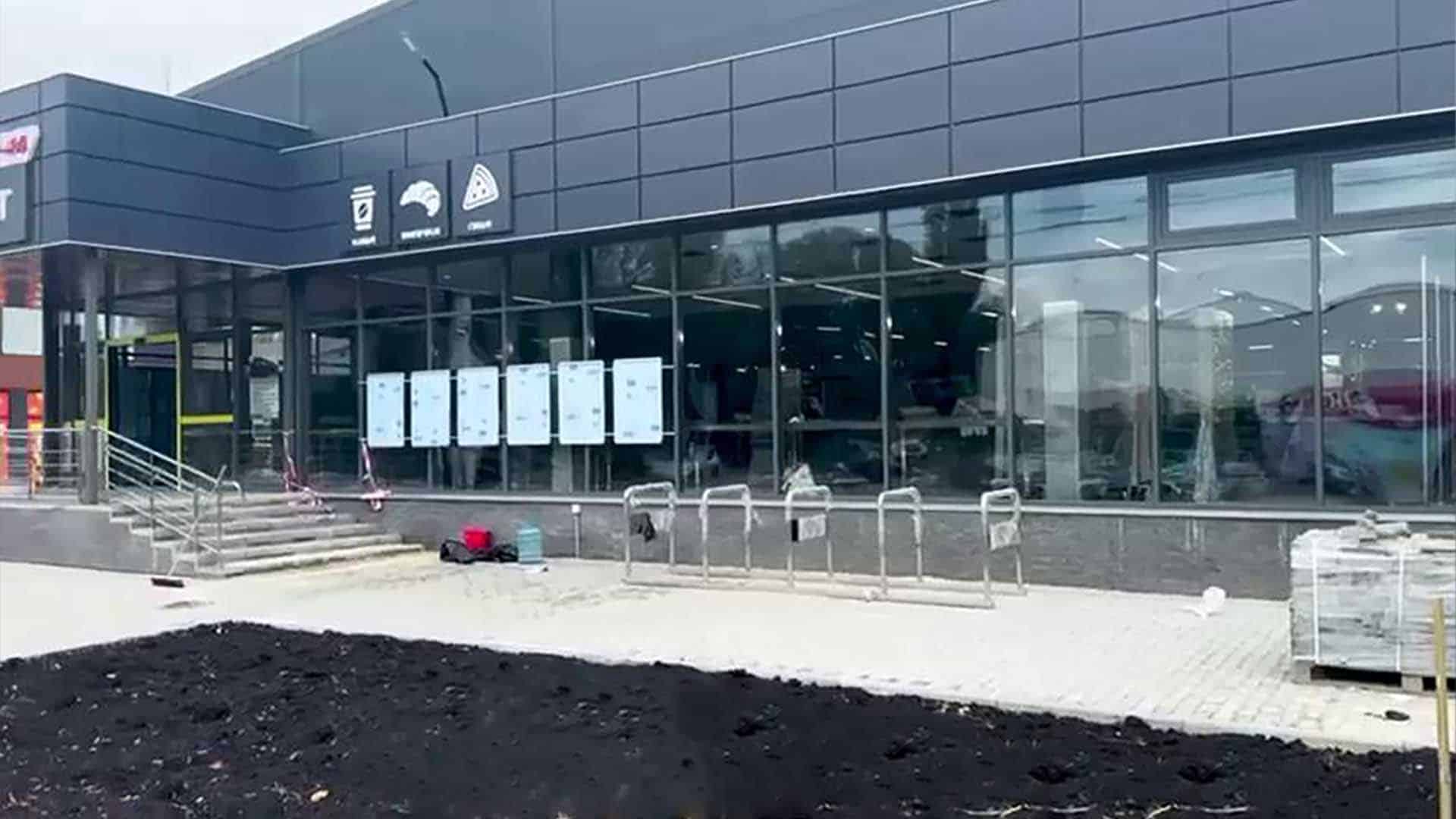 фасад магазина вхід облаштований пандусом