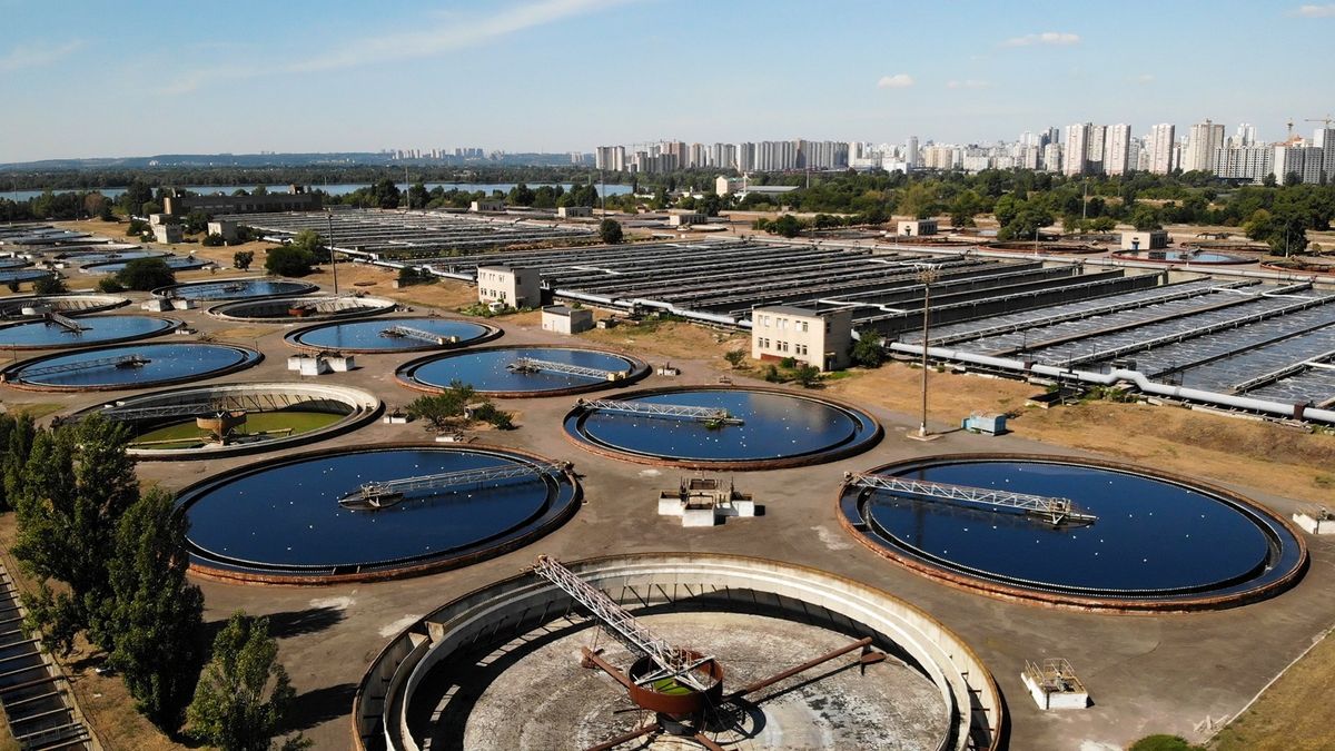 Датаогляд сучасної каналізаційної системи Києва з великими резервуарами для обробки стічних вод у промисловому районі города.