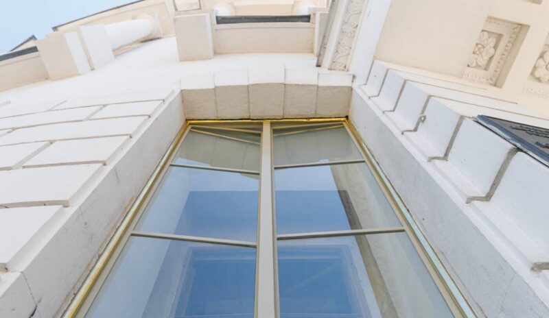 У Києві реставрують історичний Будинок вчителя, пошкоджений ракетою РФ