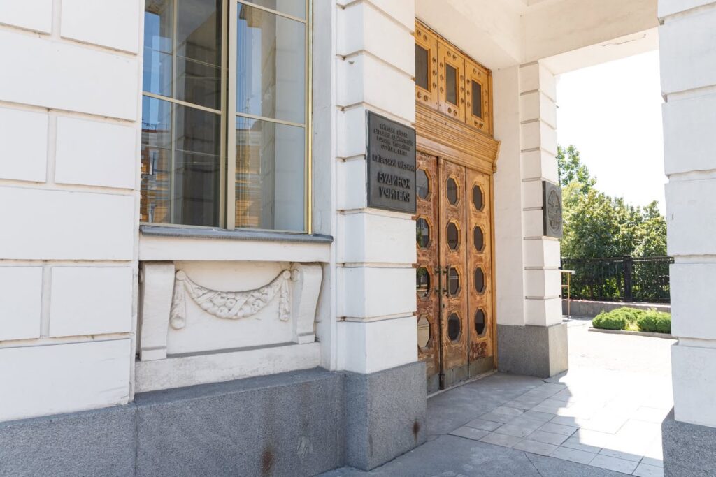 У Києві реставрують історичний Будинок вчителя, пошкоджений ракетою РФ