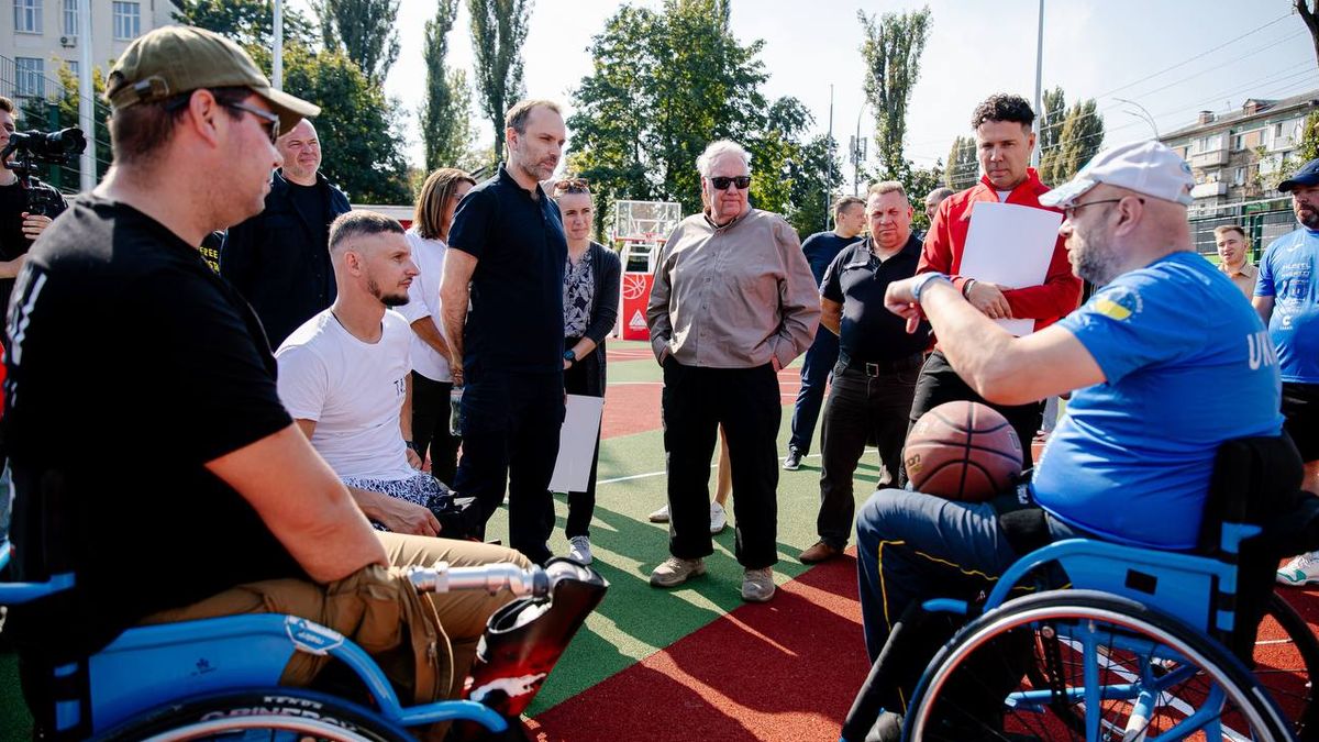 Зустріч Говарда Баффета з ветеранами та людьми з інвалідністю на спортивному майданчику