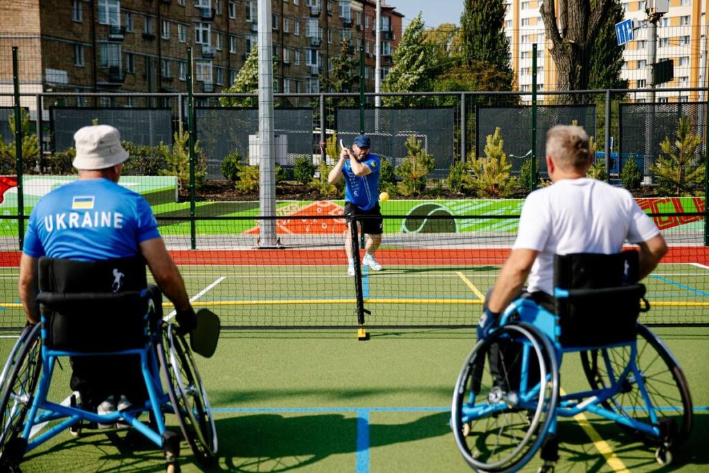 Матч з парапіклболу на візках на відкритому майданчику
