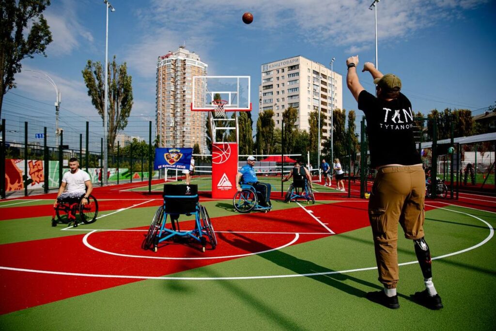 Гра у баскетбол на візках на новому спортивному майданчику в Києві