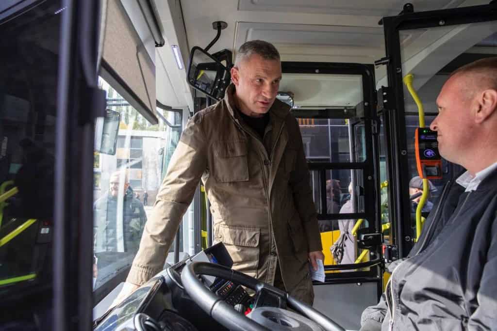 Київ отримав 30 нових автобусів: 20 уже працюють на маршрутах (фото) Мер Києва розмовляє з водієм у кабіні нового автобуса