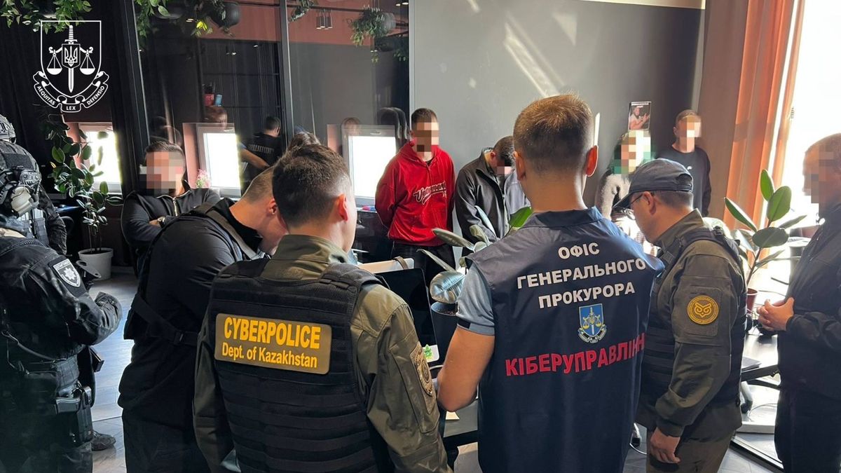 Українські та казахстанські кіберполіцейські під час спільної спецоперації у приміщенні call-центру