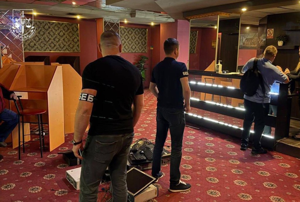 Правоохоронці у приміщенні казино з обладнанням і стійкою бару