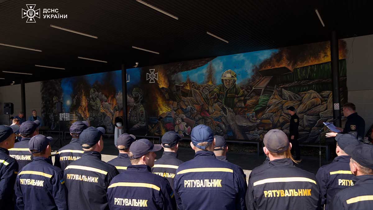 День рятувальника 2025: велика подяка героям ДСНС за врятовані життя Працівники ДСНС біля великого муралу, присвяченого рятувальникам