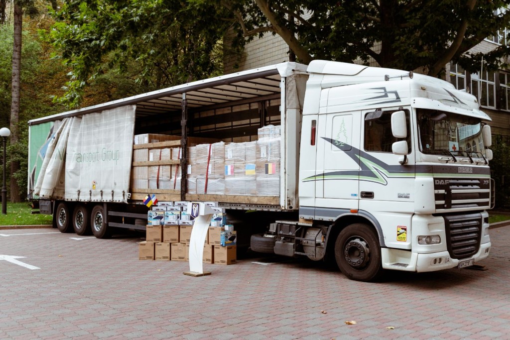 Київ отримав допомогу з Бельгії та Франції: для укриттів передали понад 2 тисячі спальних місць