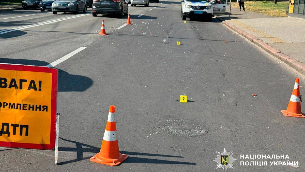 Дорожня аварія у місті: на проїжджій частині стоять помаранчеві конуси та жовті маркери з номерами