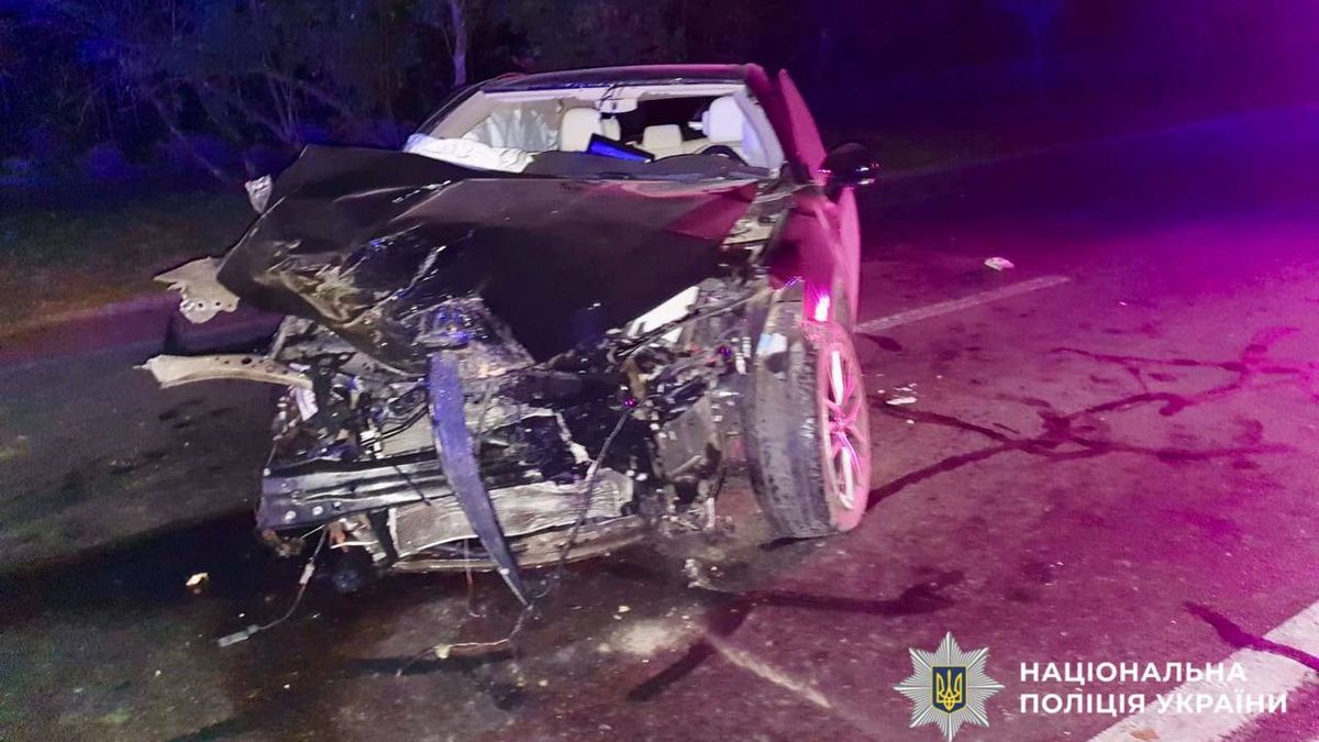 Автомобіль з сильно пошкодженим передом після аварії вночі