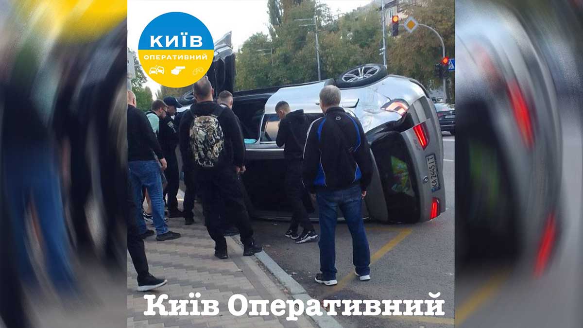 Перевернутий на бік автомобіль внаслідок ДТП