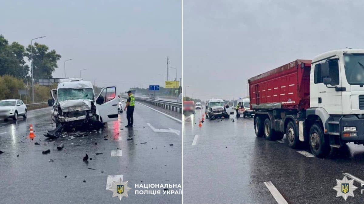 На трасі сталася аварія — розбитий білий мікроавтобус зіткнувся з вантажівкою