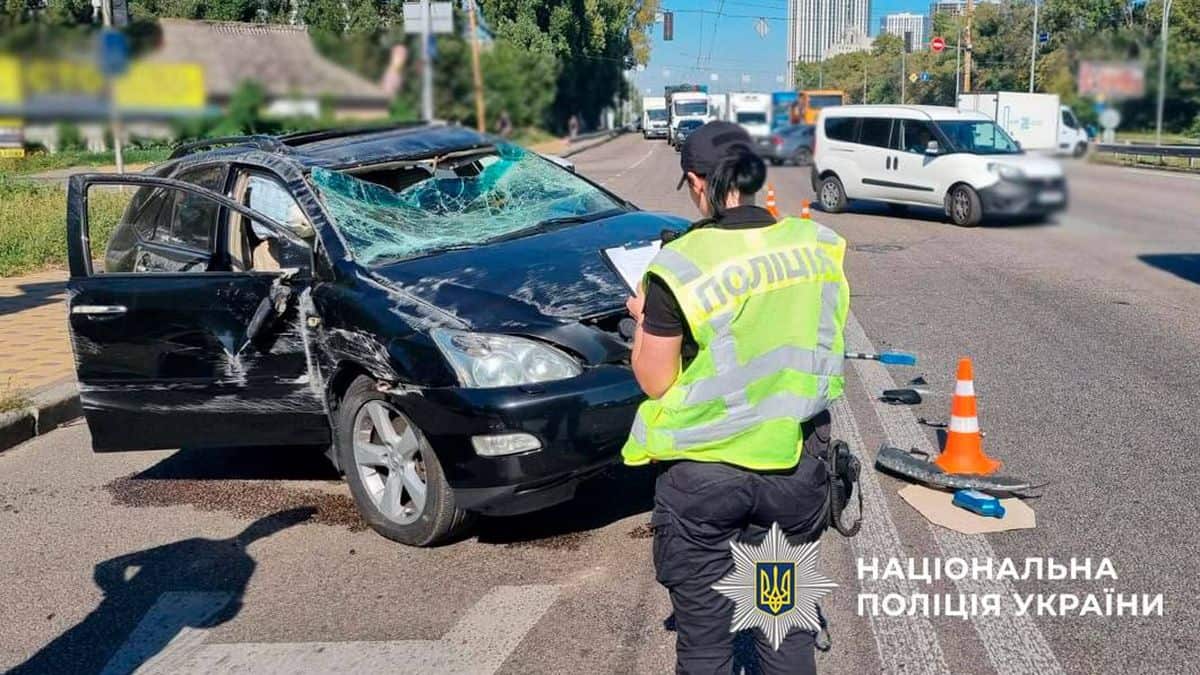 Зруйнований автомобіль після ДТП на міському шосе, поліція Києва проводить слідчі дії на місці аварії. Відновлюються обставини дорожньо-транспортної пригоди, постраждалих немає.