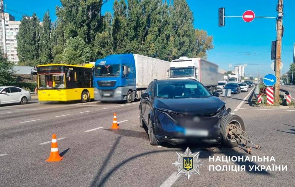 У Голосієві в ДТП постраждала 11-річна дівчинка: Lexus перекинувся після зіткнення У Голосієві в ДТП постраждала 11-річна дівчинка: Lexus перекинувся після зіткнення
