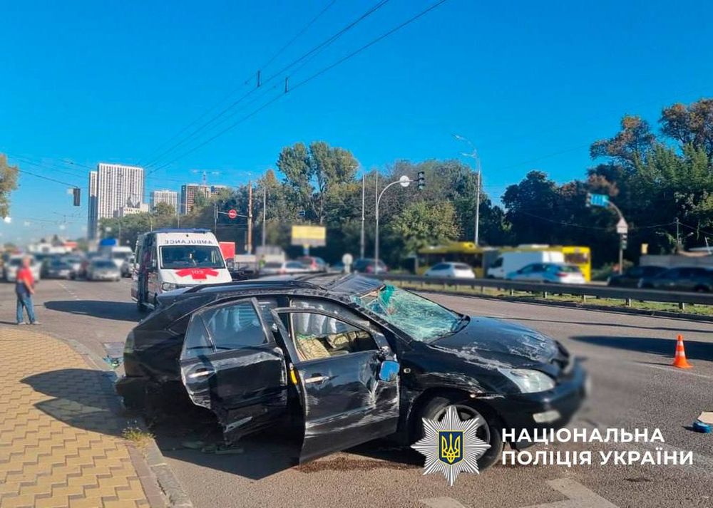 У Голосієві в ДТП постраждала 11-річна дівчинка: Lexus перекинувся після зіткнення У Голосієві в ДТП постраждала 11-річна дівчинка: Lexus перекинувся після зіткнення