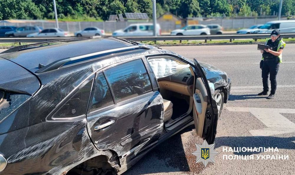У Голосієві в ДТП постраждала 11-річна дівчинка: Lexus перекинувся після зіткнення У Голосієві в ДТП постраждала 11-річна дівчинка: Lexus перекинувся після зіткнення