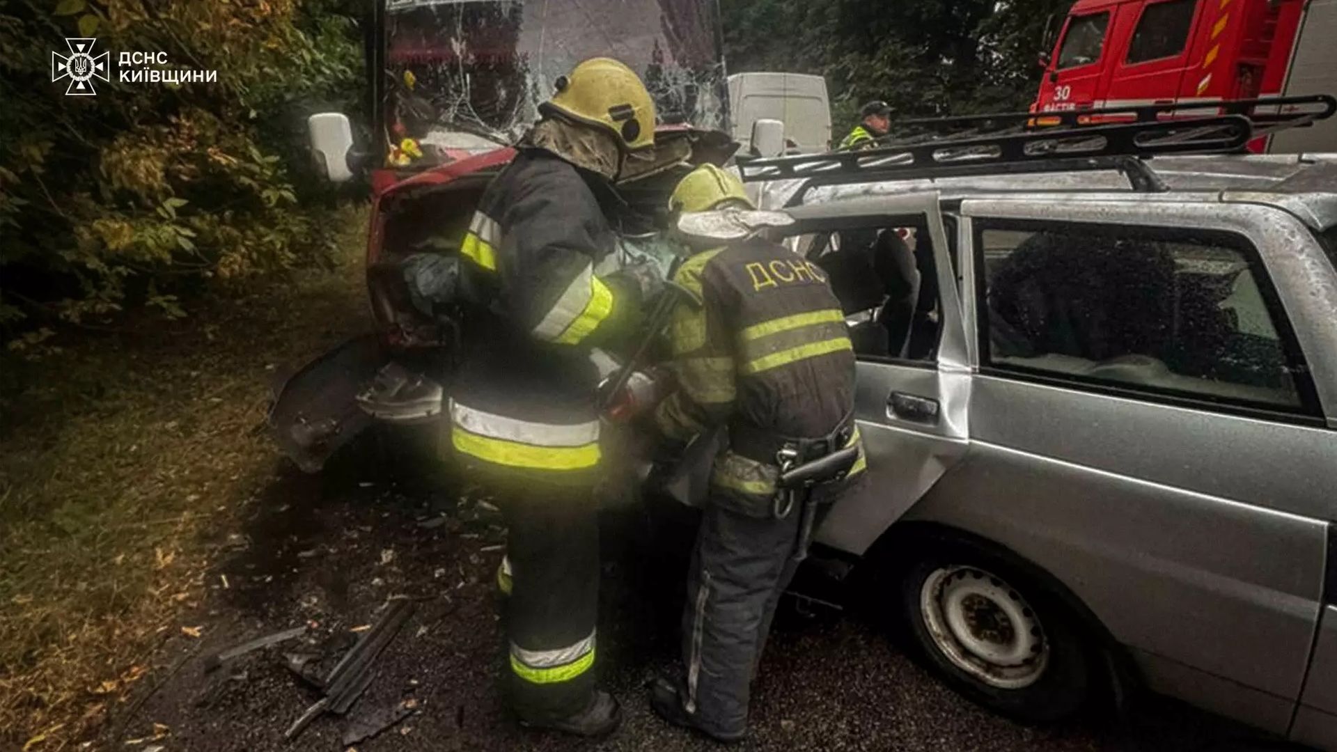 Рятувальники намагаються дістати людину з пошкодженого автомобіля
