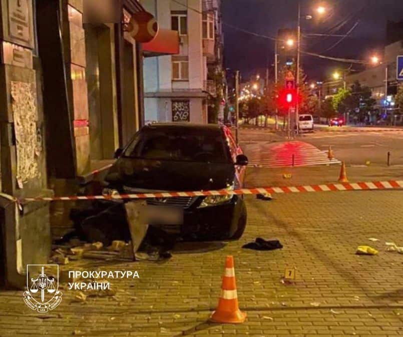 У Києві суд продовжив арешт експрокурору, який п’яним скоїв смертельну ДТП чорний легковий автомобіль врізався у фасад будинку, місце події обгороджене стрічкою та конусами