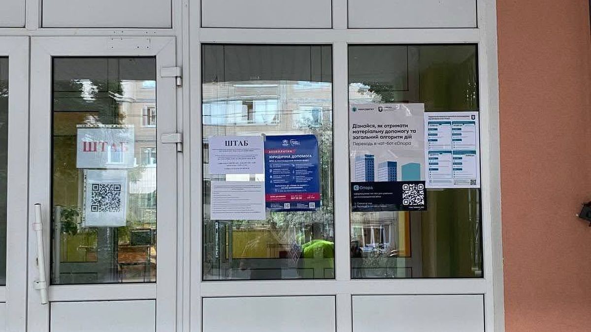 Вхідні двері будівлі зі стендами та оголошеннями штабу і допомоги постраждалим